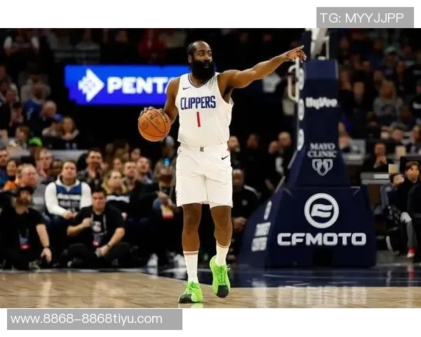 哈登首节表现出色8投5中斩获13分1篮板1助攻状态回暖令人期待